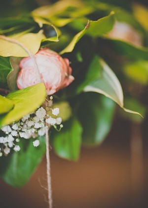 żyrandole z żywych kwiatów na ślub i wesele